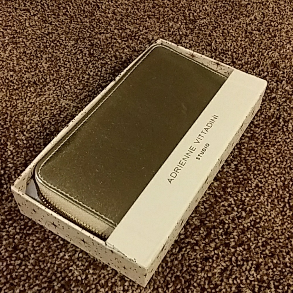 Wallet Gold 8" AdrienneVittadini